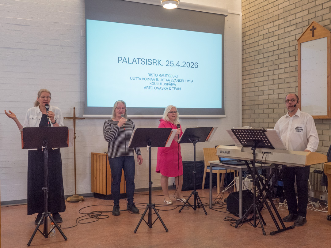 Kuva: Arto Ovaska ystävineen johti ylistystä Palatsin koulutustilaisuudessa huhtikuussa 2026.