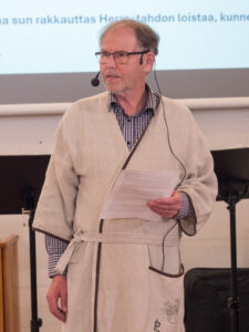 Kuva: Jukka Hammaren esitti Simon Pietaria Raamattuun perustuvassa näytelmässä Palatsiseurakunnassa huhtikuussa 2026.